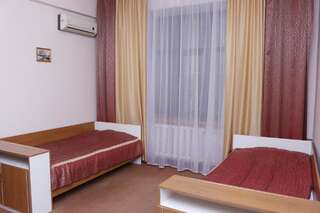 Отель Гостиница Север Павлодар Двухместный номер с 2 отдельными кроватями и душем-1